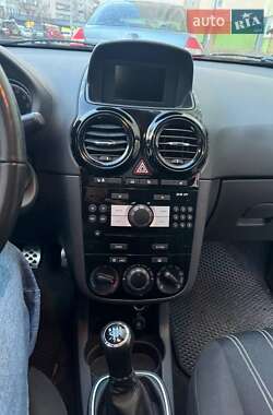 Хэтчбек Opel Corsa 2010 в 