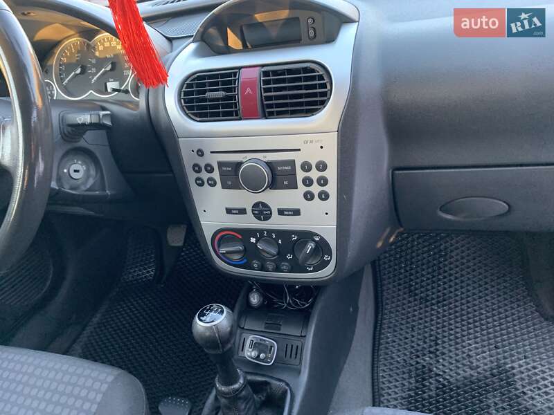 Хетчбек Opel Corsa 2005 в Луцьку