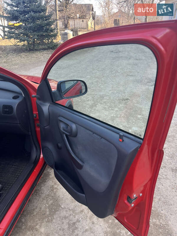 Хэтчбек Opel Corsa 2002 в Львове