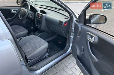 Хэтчбек Opel Corsa 2003 в 