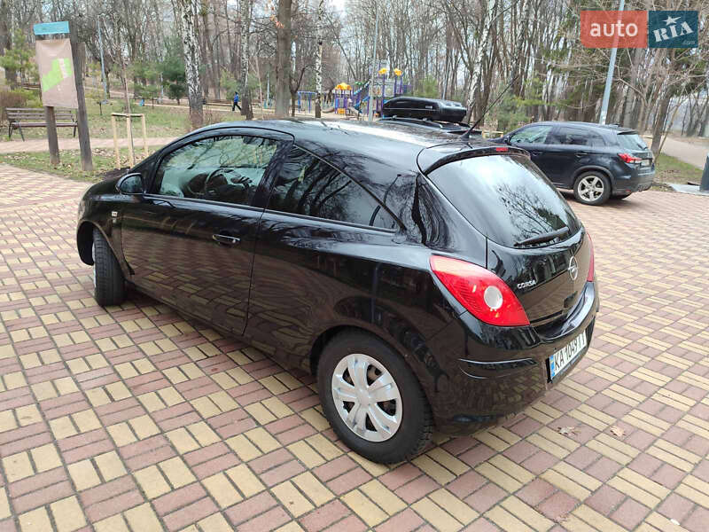 Хэтчбек Opel Corsa 2010 в Киеве