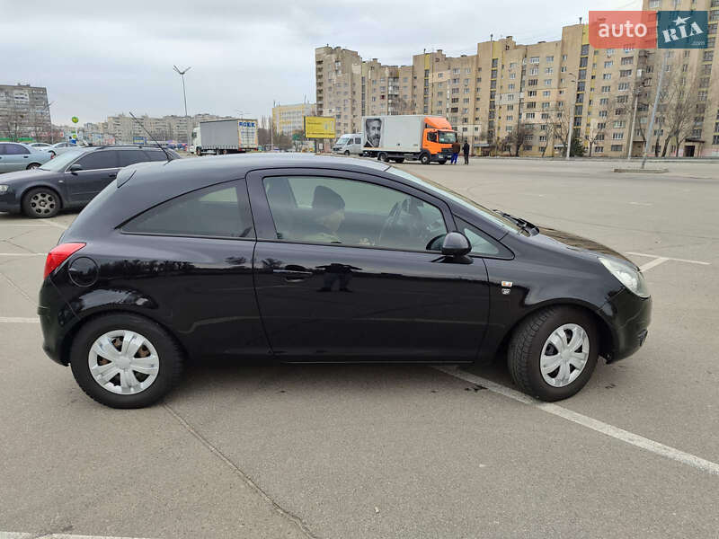 Хэтчбек Opel Corsa 2010 в Киеве