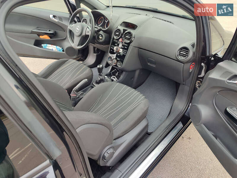 Хэтчбек Opel Corsa 2010 в Киеве