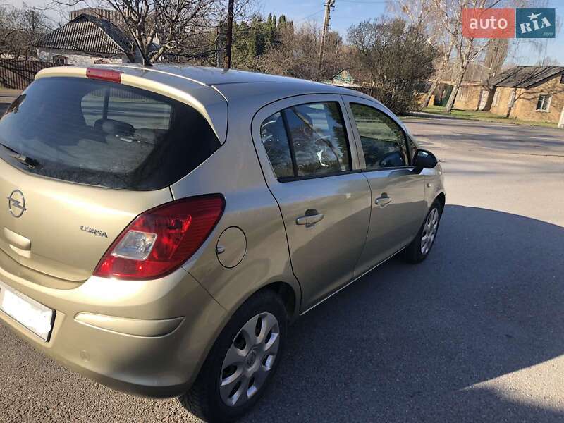 Хэтчбек Opel Corsa 2008 в Киеве