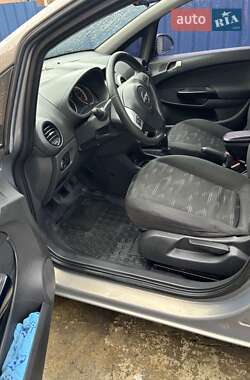 Хэтчбек Opel Corsa 2011 в 