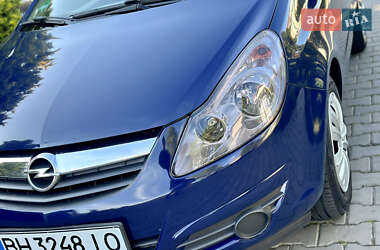 Хэтчбек Opel Corsa 2009 в 