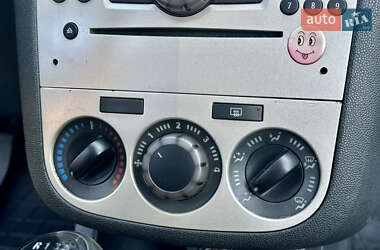 Хэтчбек Opel Corsa 2009 в 