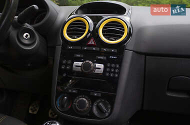 Хэтчбек Opel Corsa 2010 в 