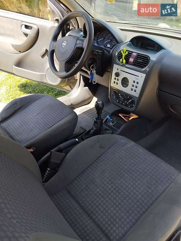 Хетчбек Opel Corsa 2002 в Чернівцях