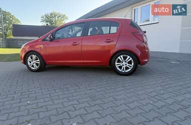 Хэтчбек Opel Corsa 2010 в 