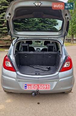 Хэтчбек Opel Corsa 2010 в 