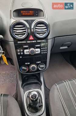 Хэтчбек Opel Corsa 2010 в 
