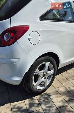 Хэтчбек Opel Corsa 2011 в 