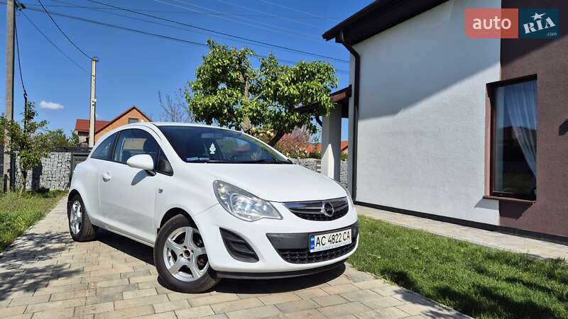 Хэтчбек Opel Corsa 2011 в 
