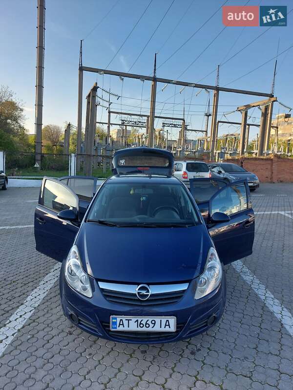 Хэтчбек Opel Corsa 2010 в Черновцах