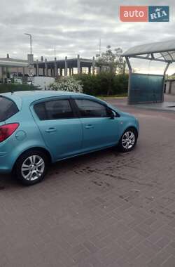 Хэтчбек Opel Corsa 2010 в 