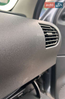 Хэтчбек Opel Corsa 2003 в 