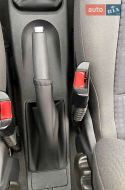 Хэтчбек Opel Corsa 2003 в 