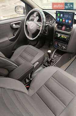 Хэтчбек Opel Corsa 2003 в 