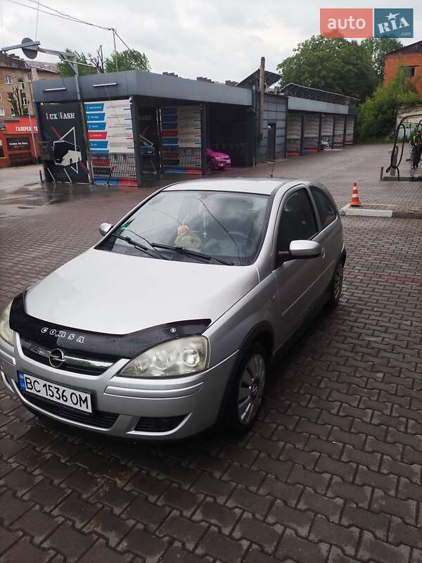 Хэтчбек Opel Corsa 2005 в 