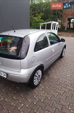 Хэтчбек Opel Corsa 2005 в 