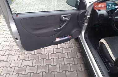 Хэтчбек Opel Corsa 2005 в 