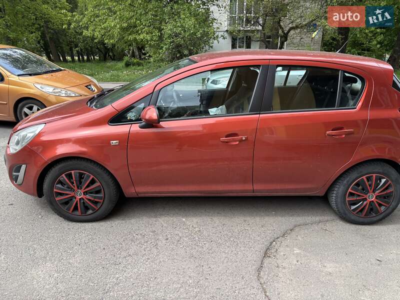 Хэтчбек Opel Corsa 2013 в Львове