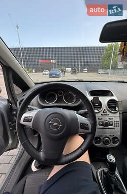 Хэтчбек Opel Corsa 2011 в 