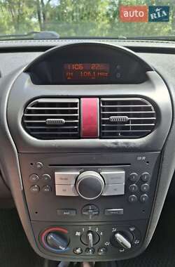 Хэтчбек Opel Corsa 2006 в 