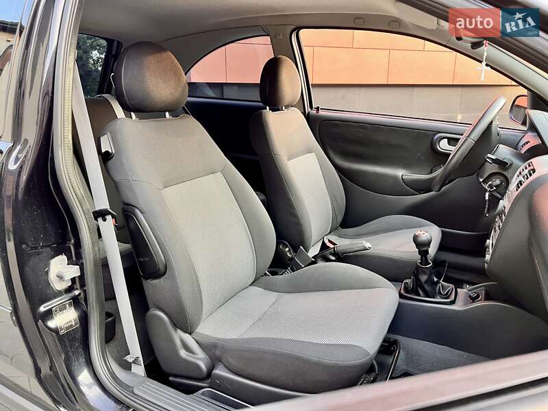 Хетчбек Opel Corsa 2005 в Луцьку