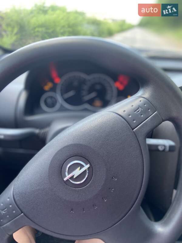 Хэтчбек Opel Corsa 2003 в Желтых Водах