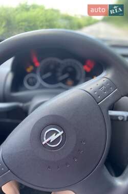 Хэтчбек Opel Corsa 2003 в 