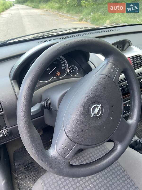 Хэтчбек Opel Corsa 2003 в Желтых Водах