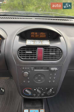 Хэтчбек Opel Corsa 2003 в 