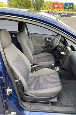 Хэтчбек Opel Corsa 2003 в 