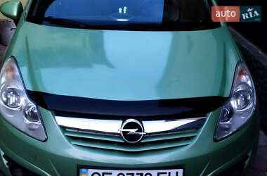 Хэтчбек Opel Corsa 2009 в 