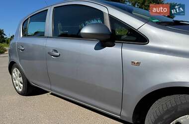 Хэтчбек Opel Corsa 2009 в 