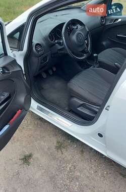 Хэтчбек Opel Corsa 2010 в 