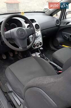 Хэтчбек Opel Corsa 2010 в 