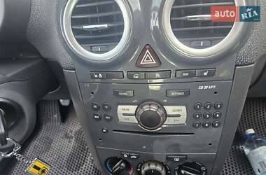 Хэтчбек Opel Corsa 2011 в 