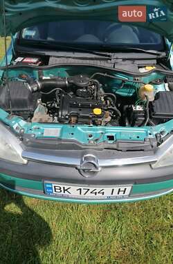 Хэтчбек Opel Corsa 2002 в 