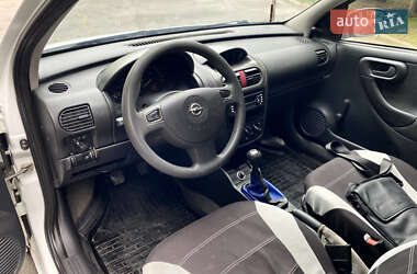 Хэтчбек Opel Corsa 2003 в 