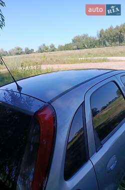 Хэтчбек Opel Corsa 2005 в 