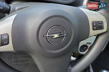 Хэтчбек Opel Corsa 2007 в 