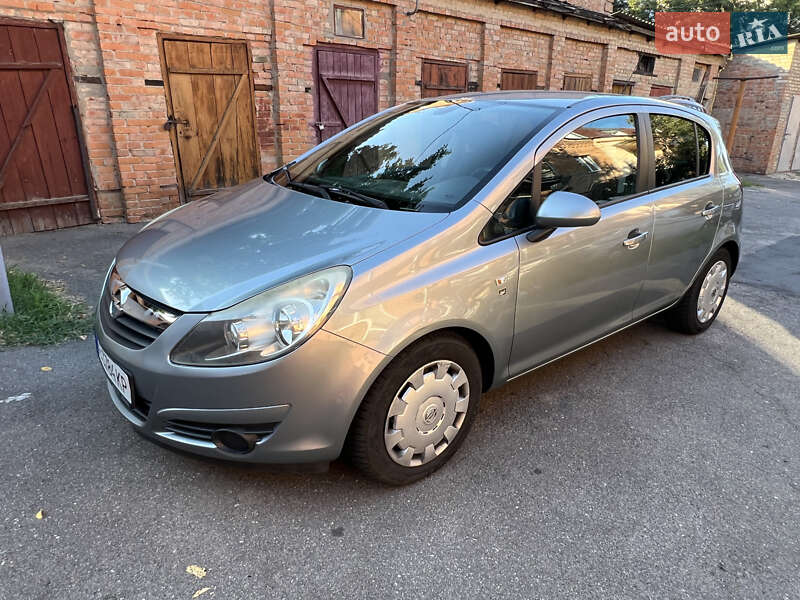 Хэтчбек Opel Corsa 2010 в 