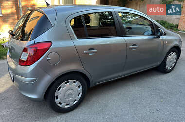 Хэтчбек Opel Corsa 2010 в 