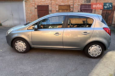 Хэтчбек Opel Corsa 2010 в 