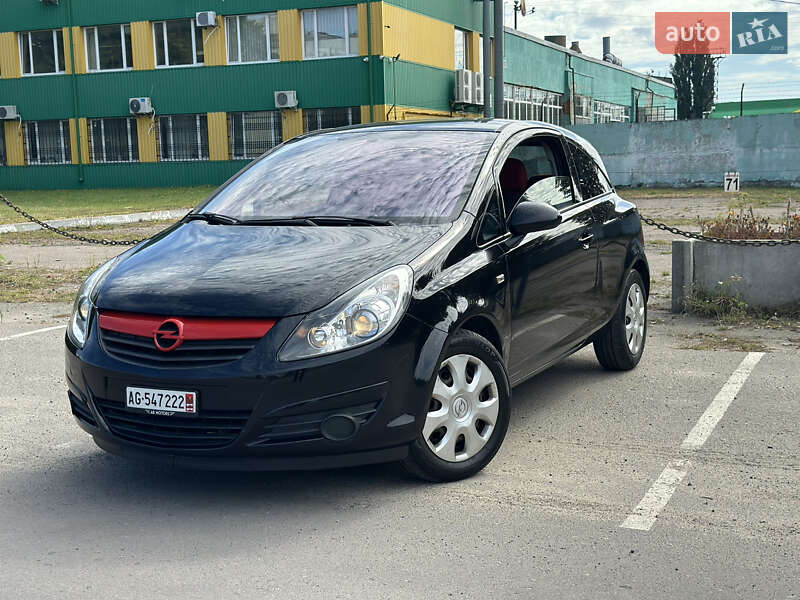 Хэтчбек Opel Corsa 2010 в 