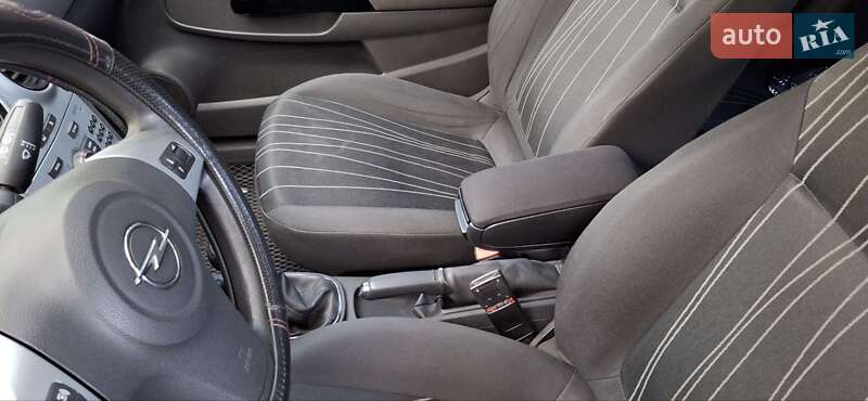 Хэтчбек Opel Corsa 2009 в Коростене