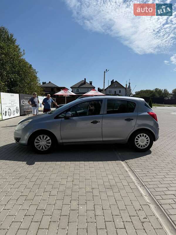 Хэтчбек Opel Corsa 2009 в 